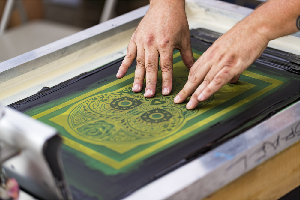 Screen printing and digital DTG customization on t-shirts